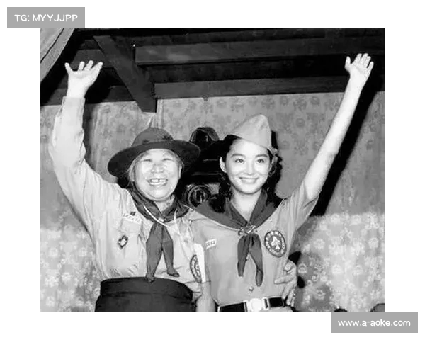 暴雨中坚守54年 70岁墨西哥球迷的决赛夜情怀与传奇